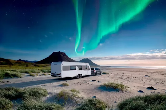 Knaus Nordwind campingvogn blir dratt av en Skoda på en strand