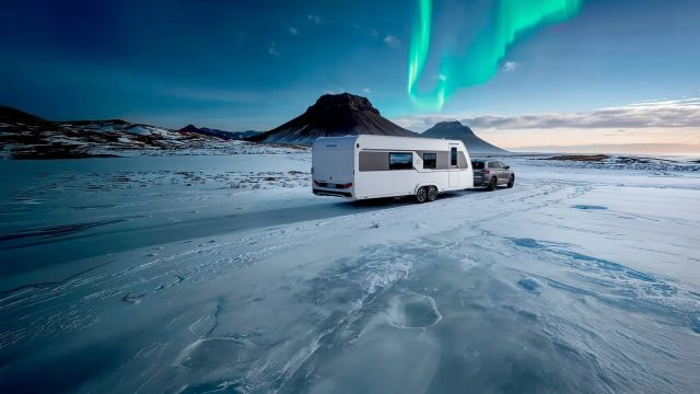 Knaus Nordwind campingvogn blir dratt av en Skoda på en snødekt veg